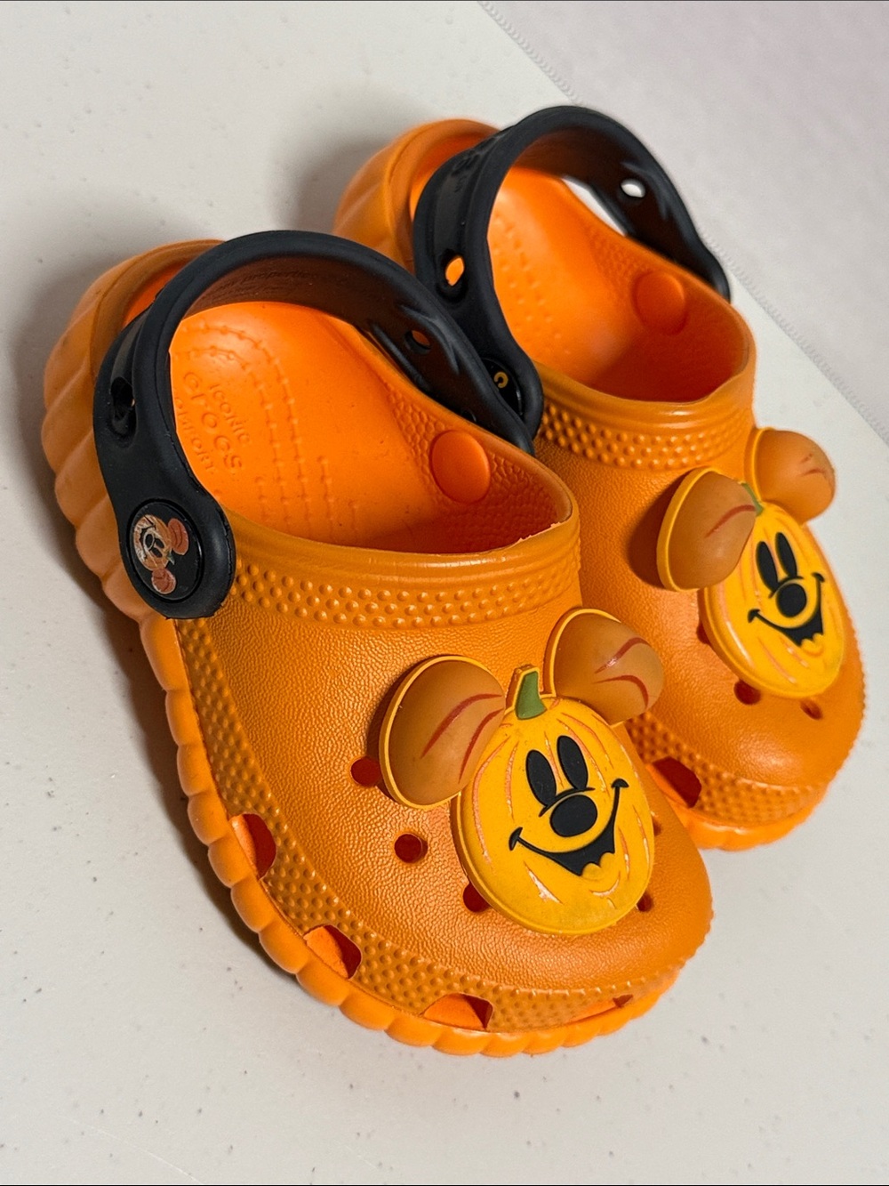 Disney Halloween Mickey Mouse Jack-o-lantern Crocs child size 6 slip-resistant